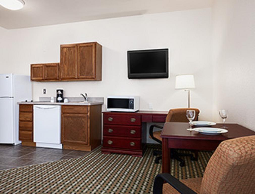 Days Inn & Suites By Wyndham Columbus Ne Esterno foto