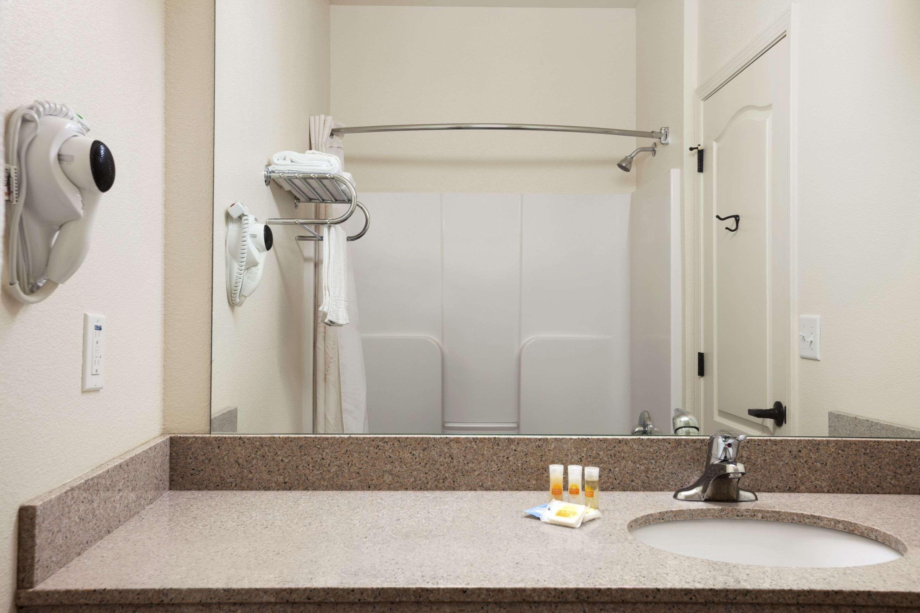 Days Inn & Suites By Wyndham Columbus Ne Esterno foto