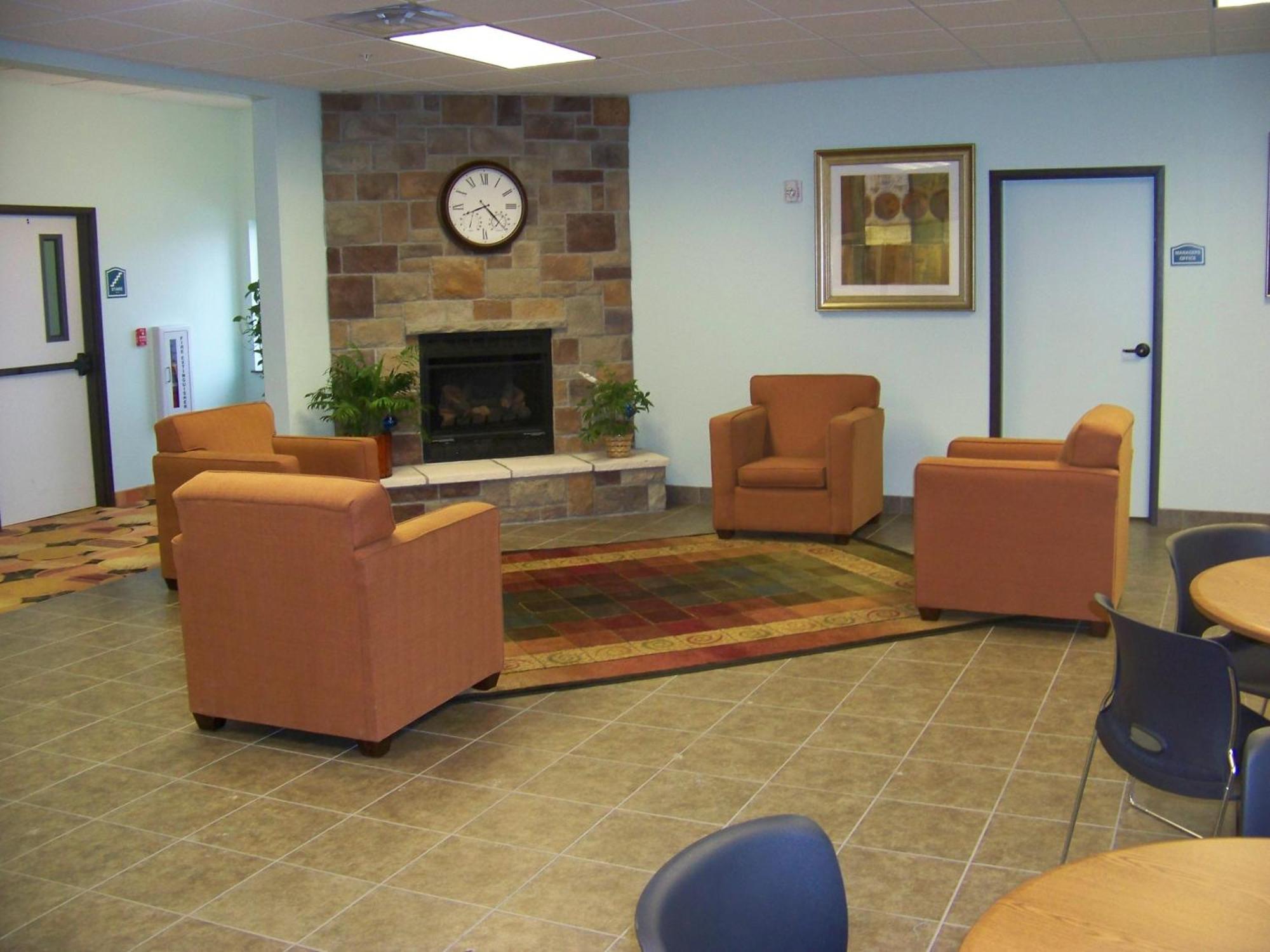 Days Inn & Suites By Wyndham Columbus Ne Esterno foto