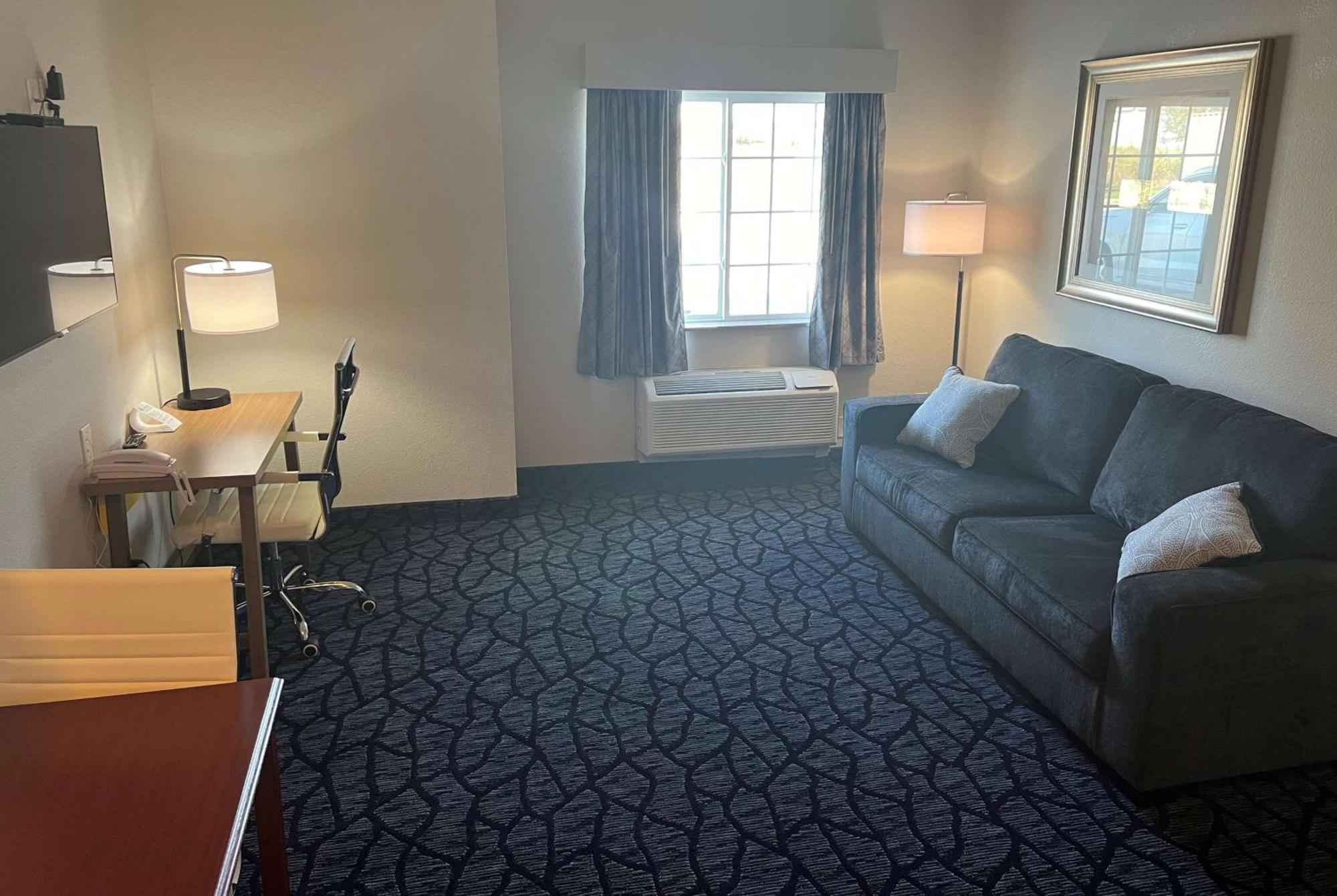 Days Inn & Suites By Wyndham Columbus Ne Esterno foto