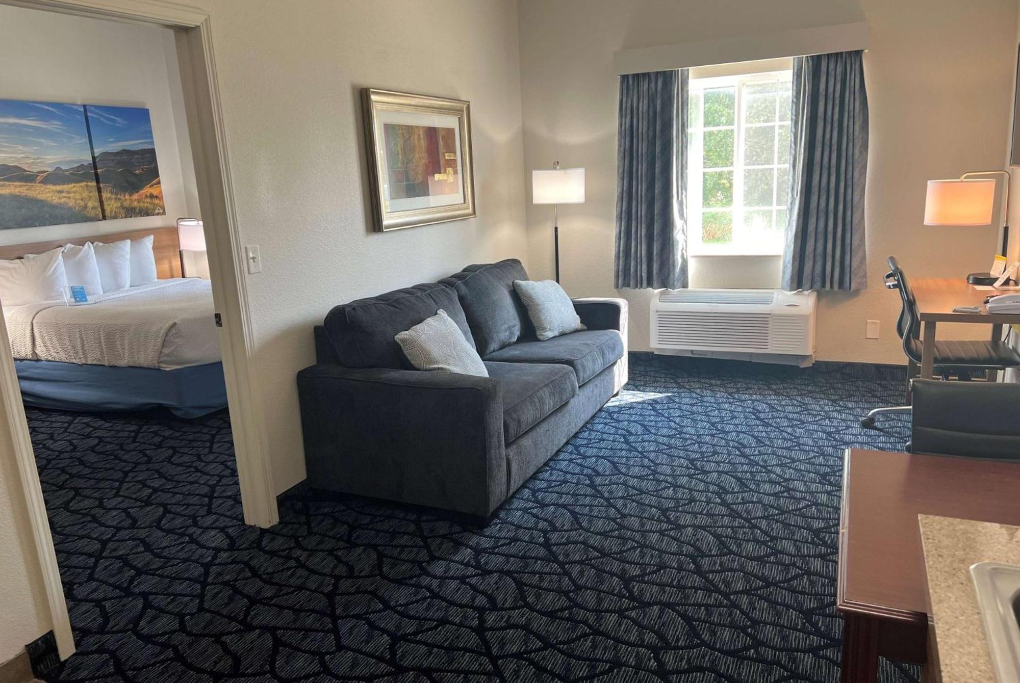 Days Inn & Suites By Wyndham Columbus Ne Esterno foto