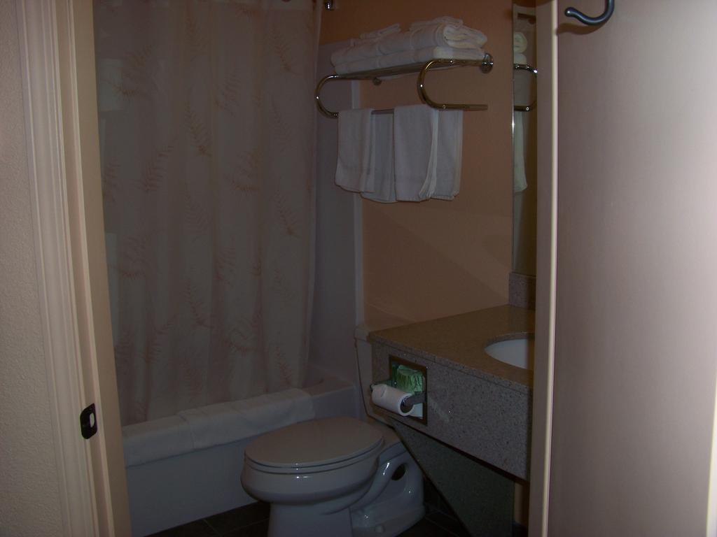 Days Inn & Suites By Wyndham Columbus Ne Esterno foto